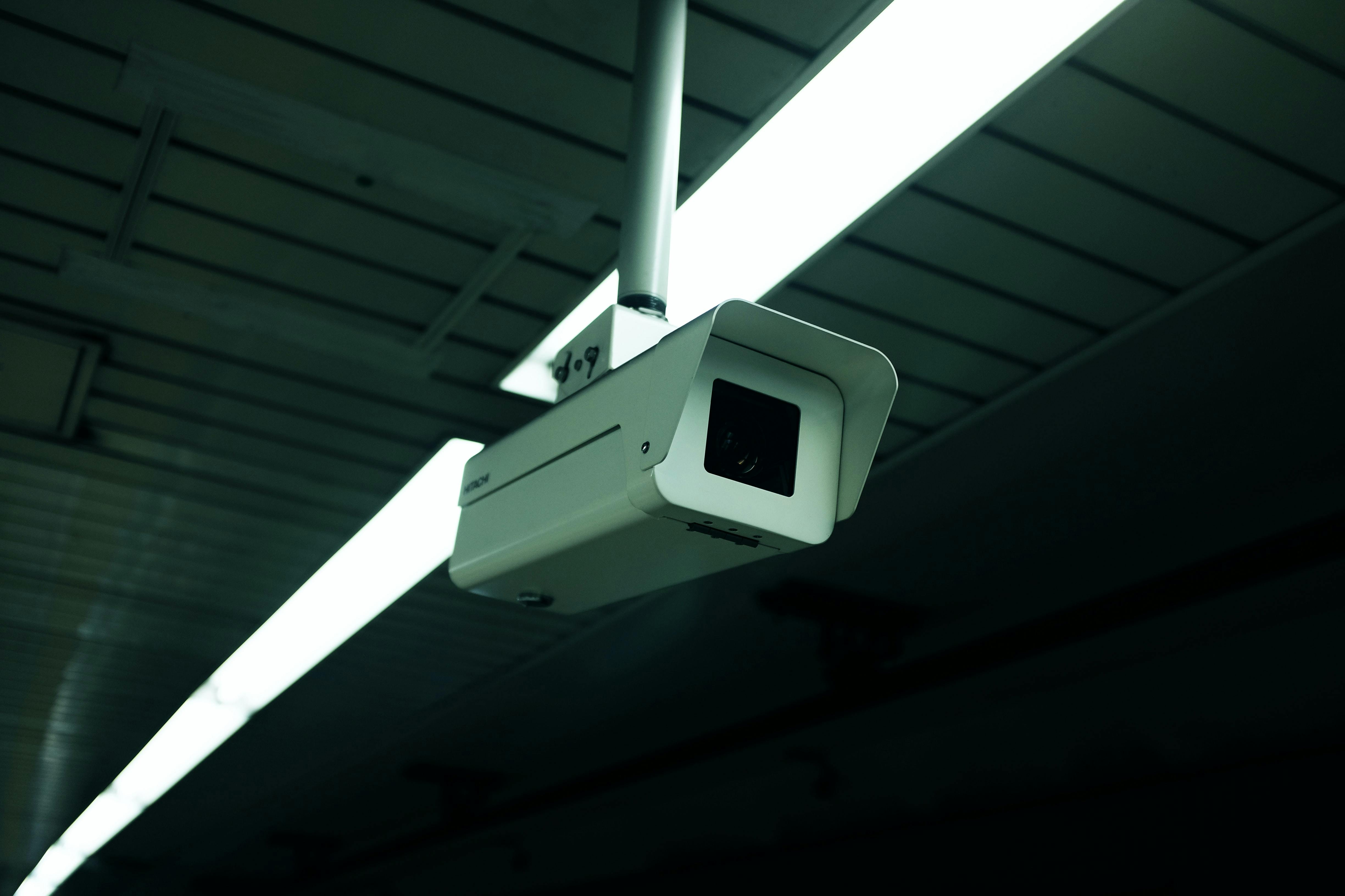 C&aacute;mara de videovigilancia instalada en techo